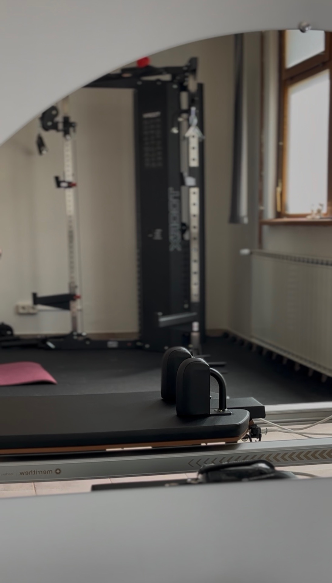 Notranjost kineziološkega studia MAÚ s pilates reformerjem